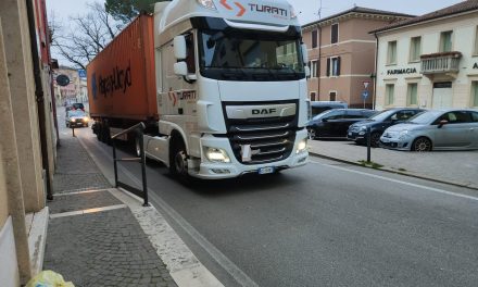 Quei Tir nel centro di Montorio