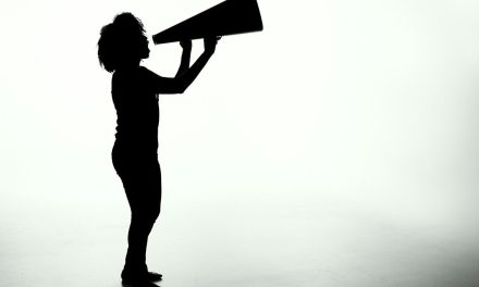 Tutti parlano, nessuno ascolta