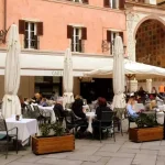 Il Caffè Dante riapre e torna a vivere: la piazza ritrova la memoria e un futuro